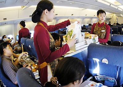 Tiếp viên Vietnam Airlines phục vụ hành khách trên một chuyến bay